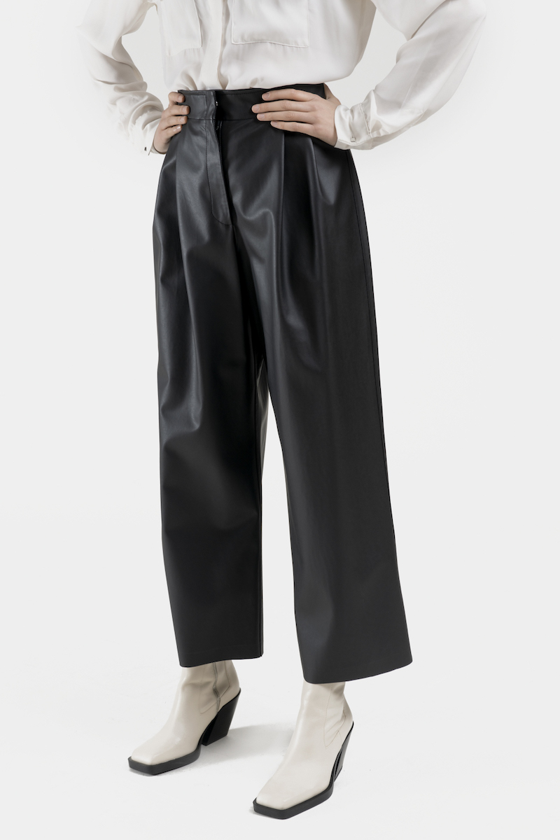 Venezia-pantalon-large-taille-haute-cuir-vegan-closeup