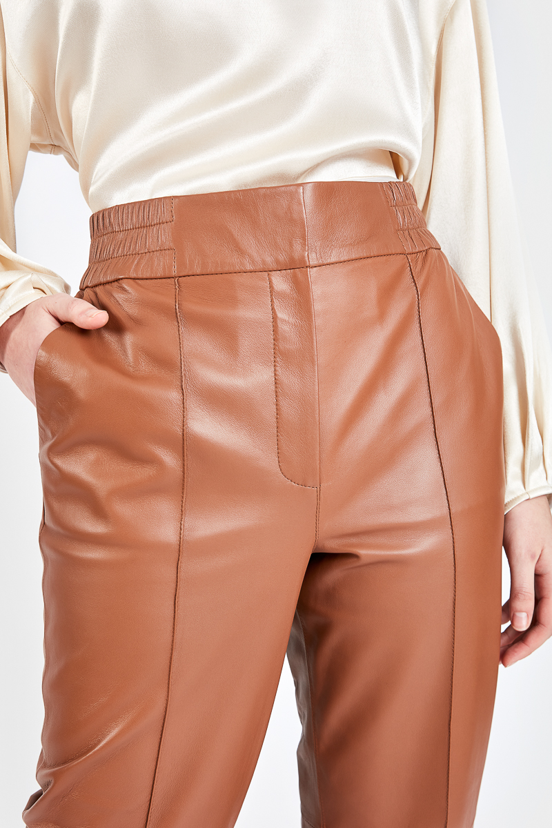 Cali-pantalon-elegant-coupe-droite-cuir-agneau-marron-closeup