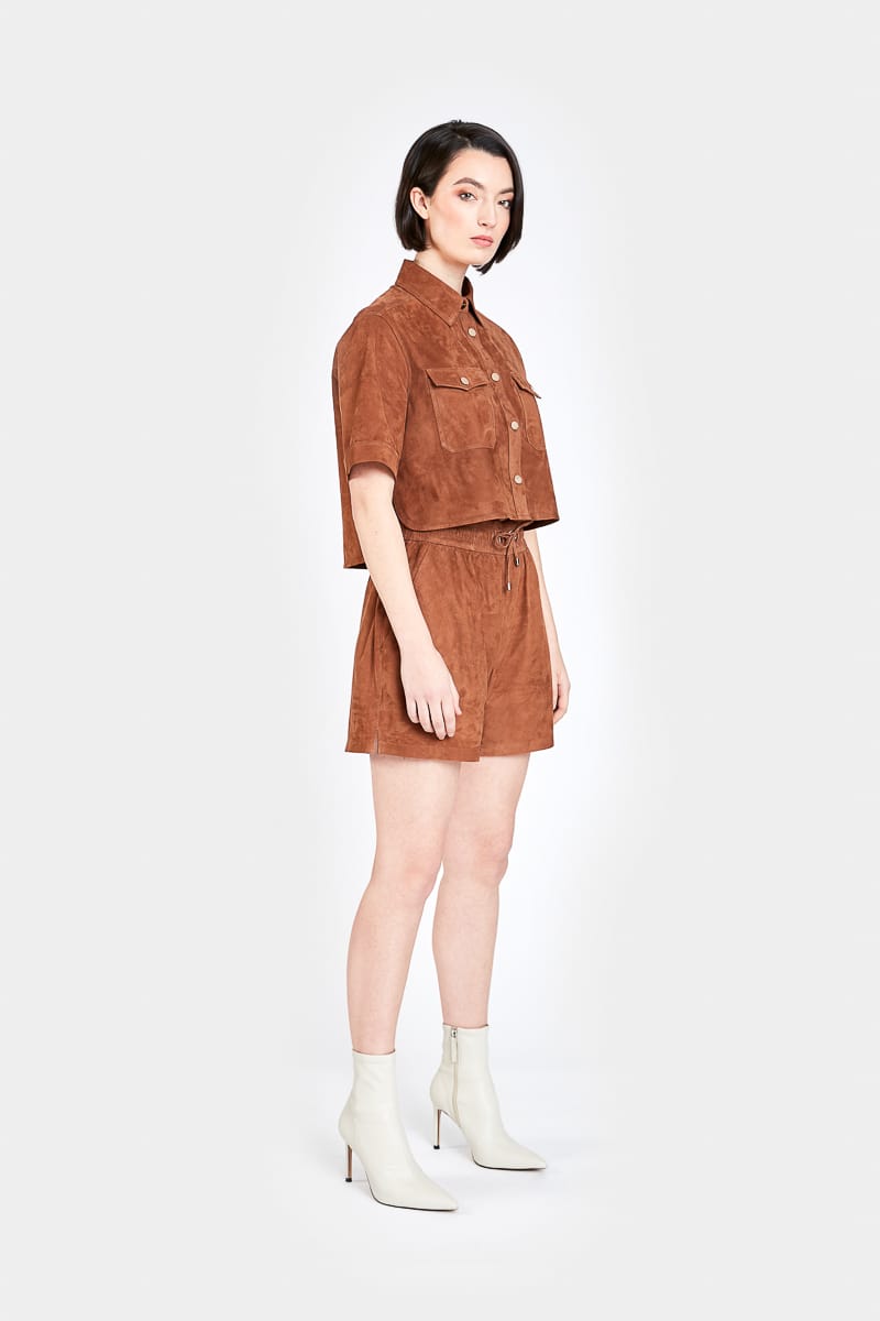 Cléa-short-comfort-suede-terciopelo-marrón-cote