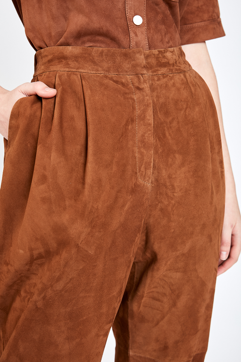Louane-pantalon-oversize-leger-confort-daim-velours-marron-closeup