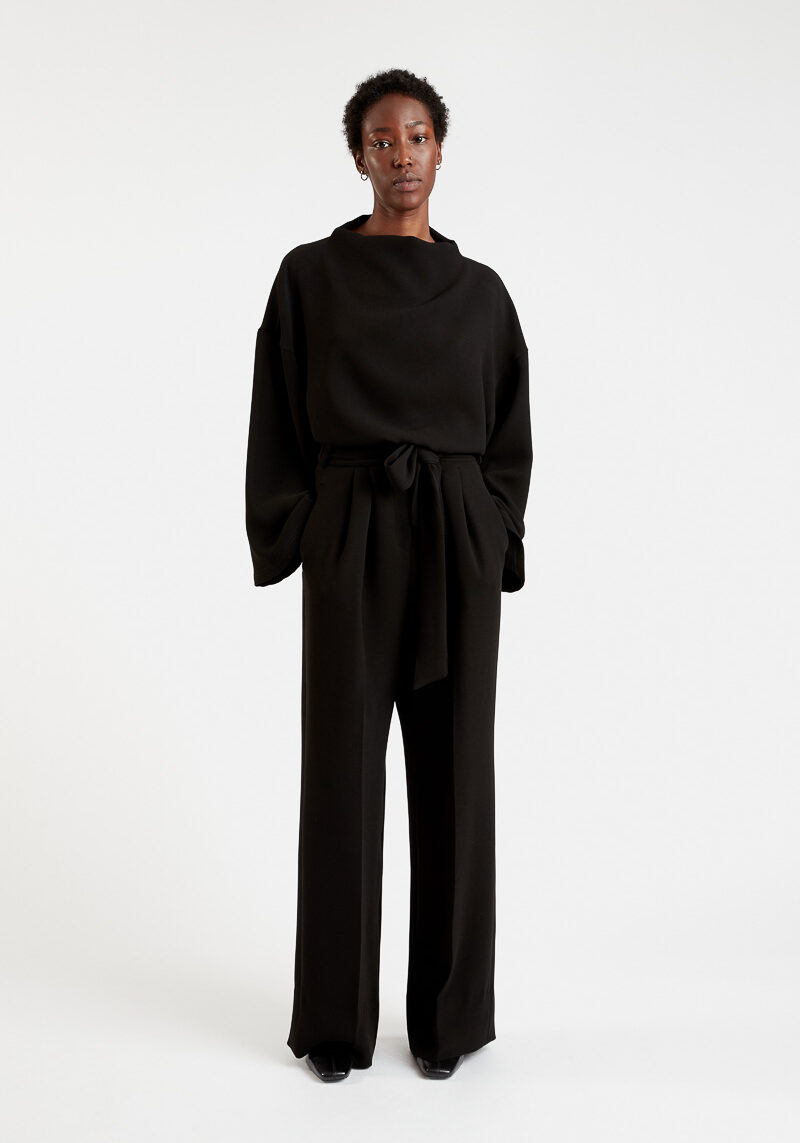 Fado-blouse-oversized-stretch-zwart-boot-hals-wijde-mouwen-comfortabele-lisa-broek-hoge taille-riem-0