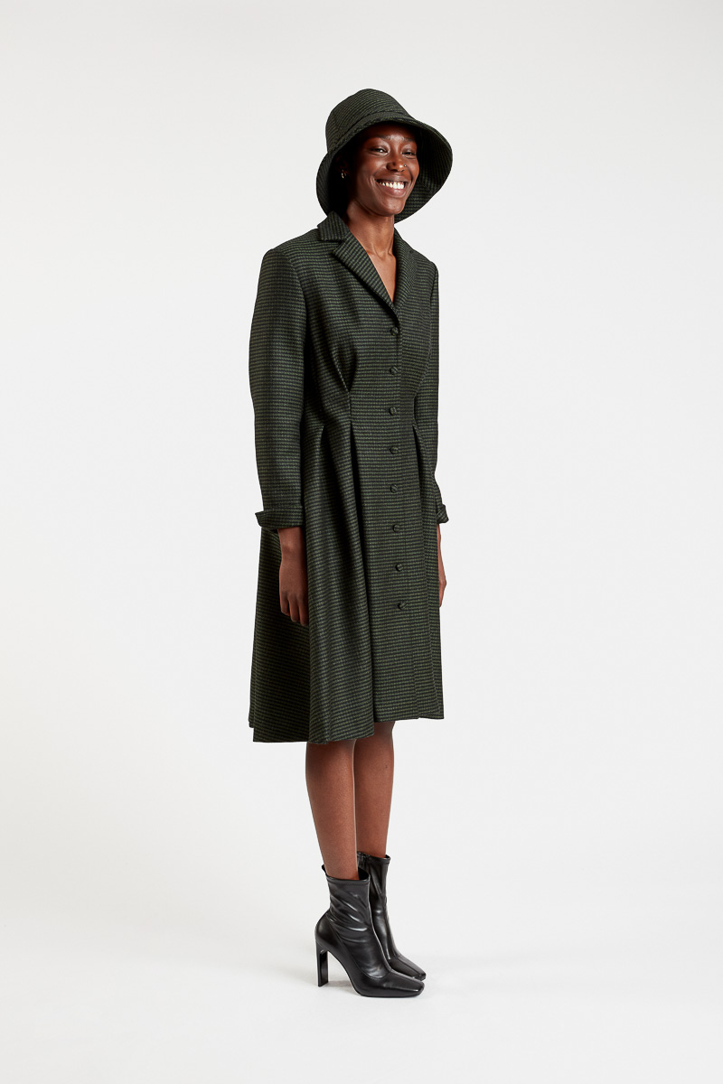 Francesca-robe-élégante-laine-pied-poule-verte-noire-poches-cintrée-col-revers-boutons-plis-longueur-genou-2