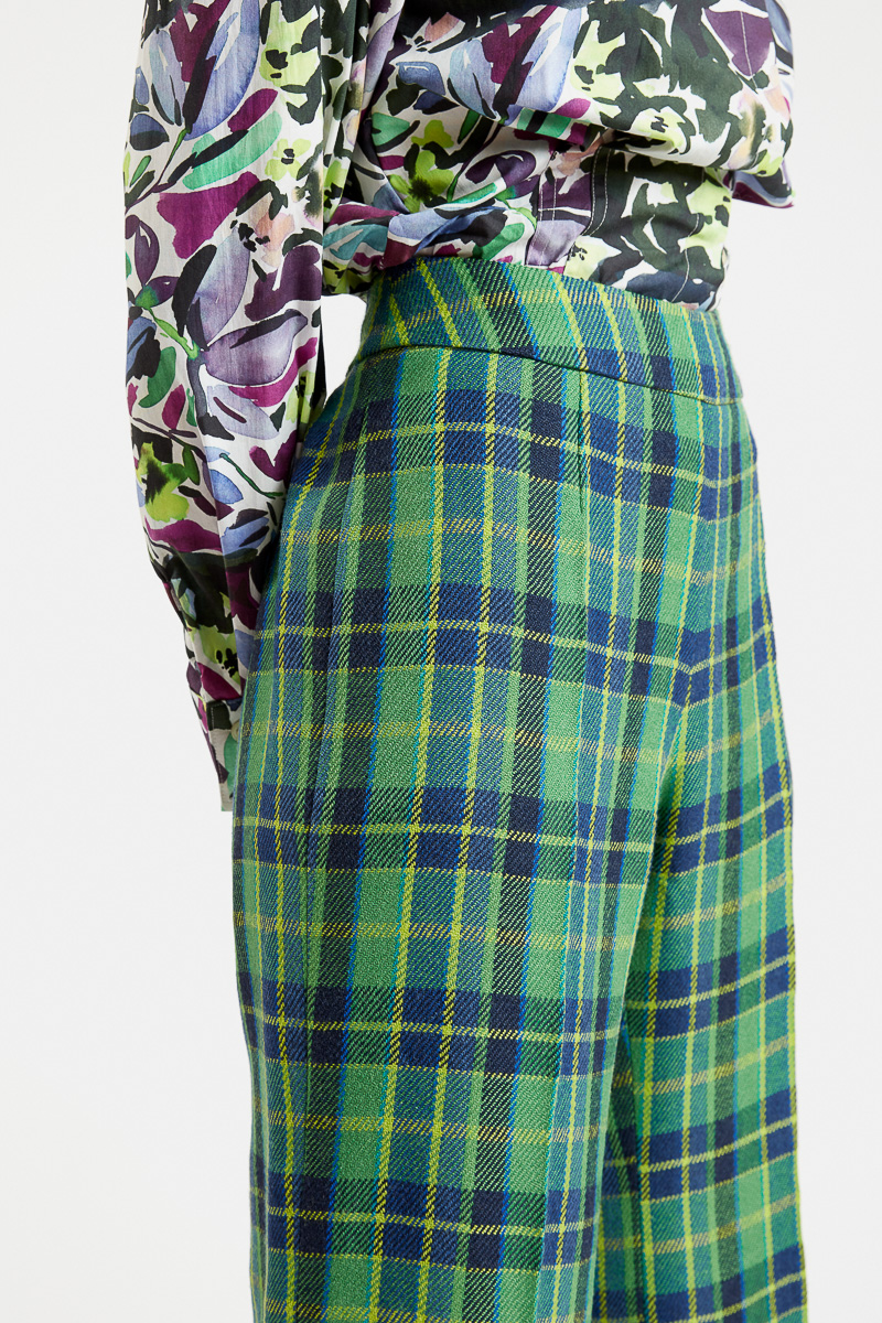 Gabriella-camicia-in-cotone-maniche-a-sbuffo-stampata-malva-verde-lauren-pantaloni-in lana-4