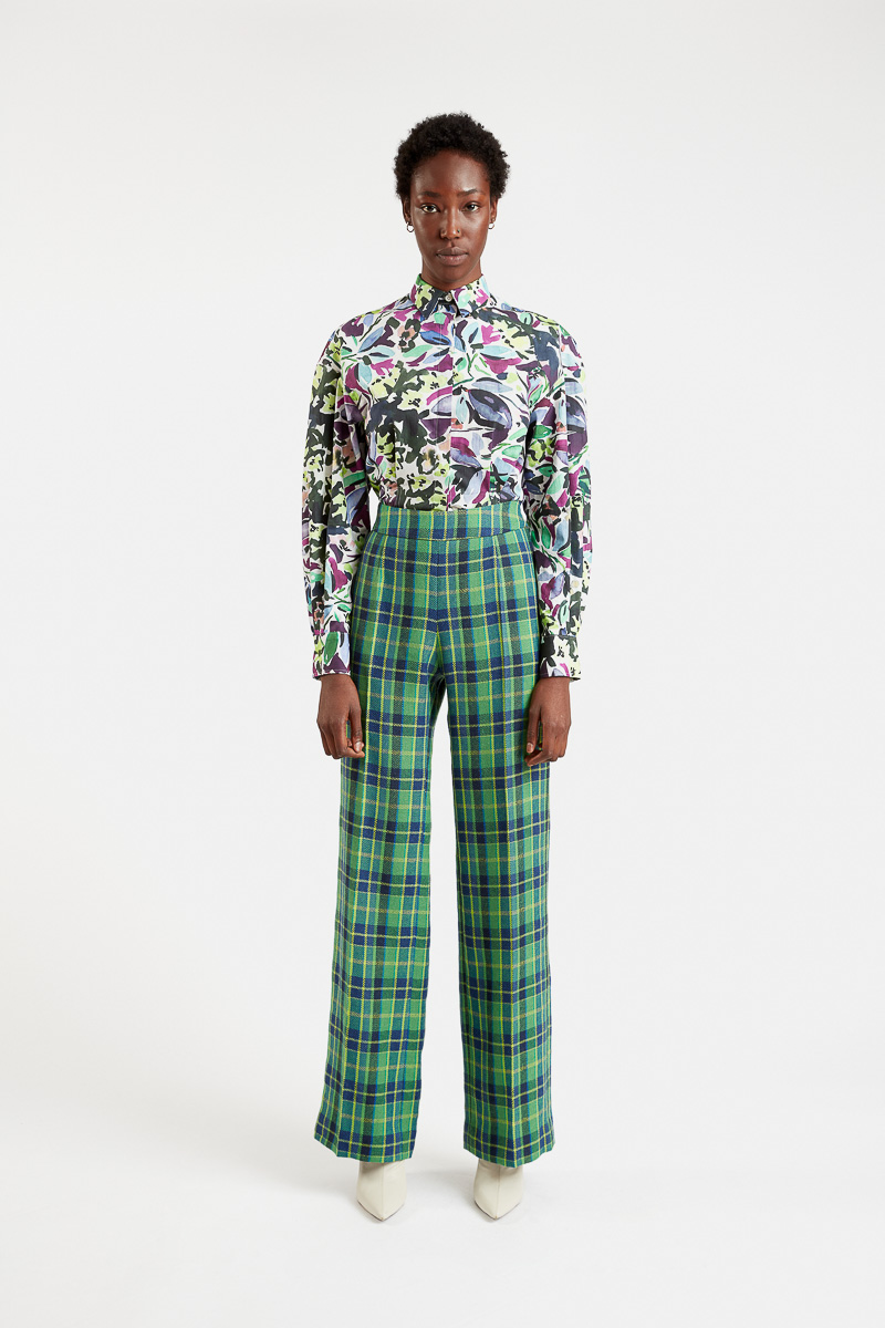 Gabriella-chemise-coton-cintrée-manches-bouffantes-imprimé-mauve-vert-lauren-pantalon-laine-0