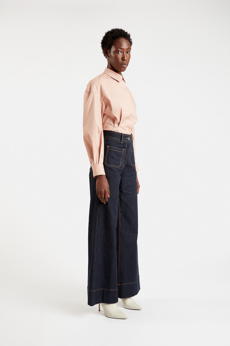 Gabriella-camisa-algodón-entallada-cintura-mangas-anchas-rosa-filippa-pantalones-talla grande-1