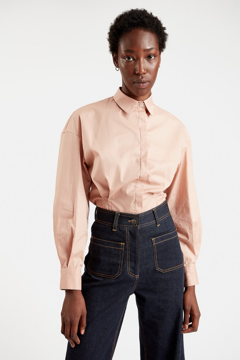 Gabriella-camicia-cotone-vita-aderente-maniche-larghe-rosa-pantaloni-filippa-vestibilità-larga-3-1