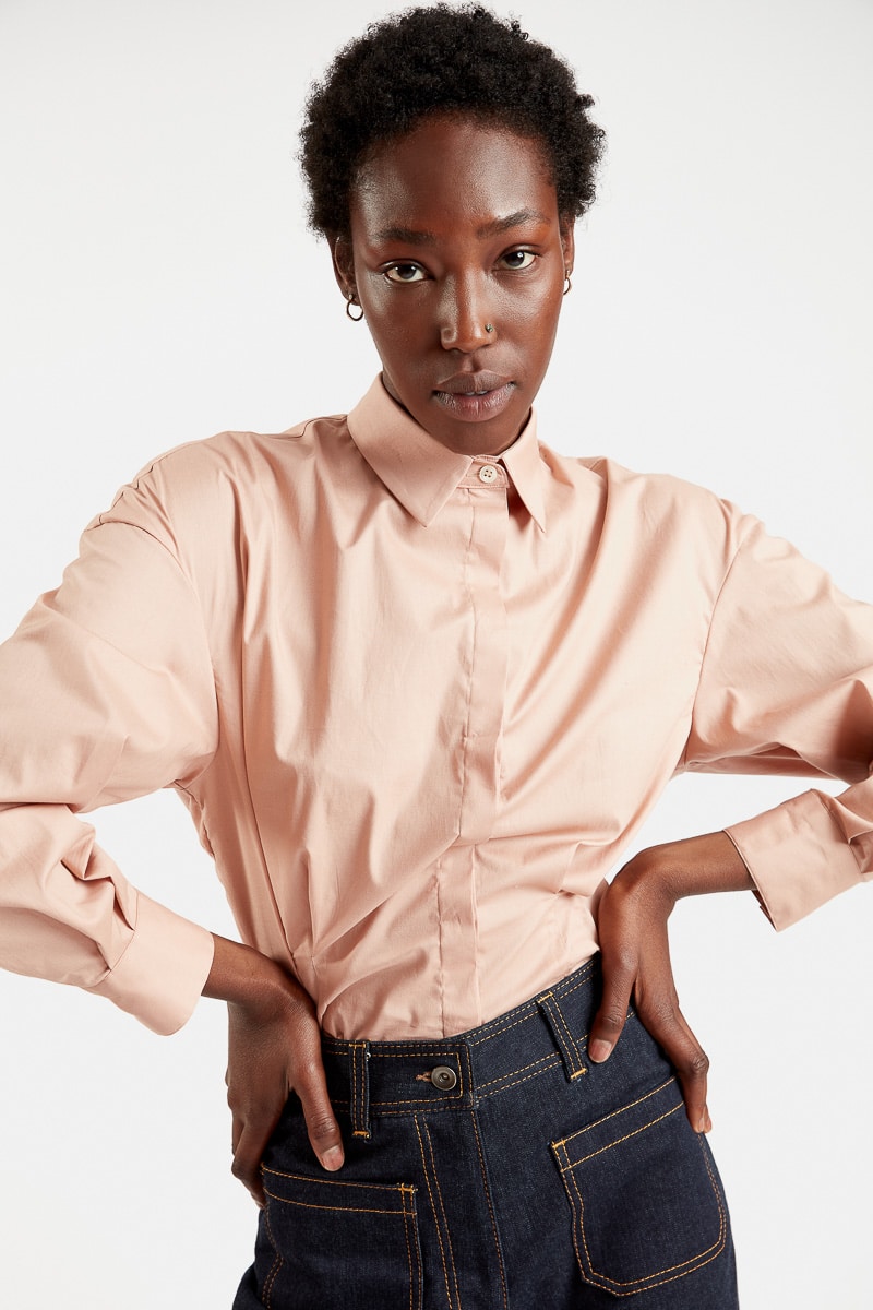 Gabriella-camicia-cotone-vita-aderente-maniche-larghe-rosa-pantaloni-filippa-vestibilità-larga-4-1