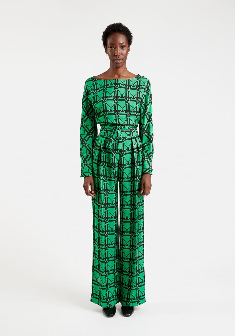 Gaelle-blouse-fluid-viscose-printed-green-black-wide-sleeve-boat-neck-loredana-straight-pants-0