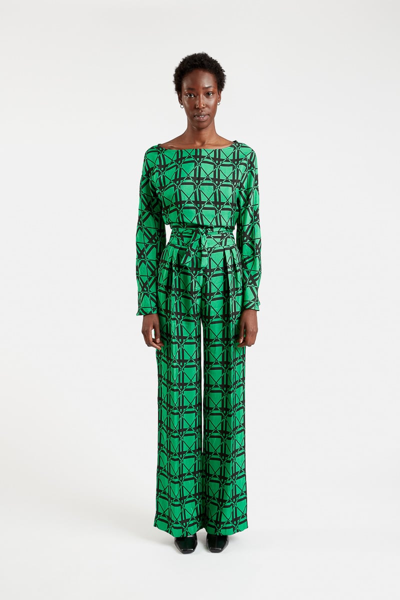 Gaelle-blouse-fluid-viscose-printed-green-black-wide-sleeve-boat-neck-loredana-straight-pants-0