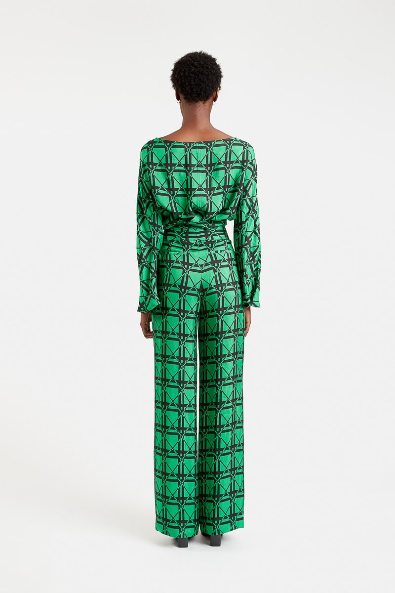 Gaelle-blouse-fluid-viscose-printed-green-black-wide-sleeve-boat-neck-loredana-straight-pants-1