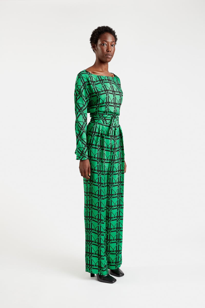 Gaelle-blouse-fluid-viscose-printed-green-black-wide-sleeve-boat-neck-loredana-straight-pants-2