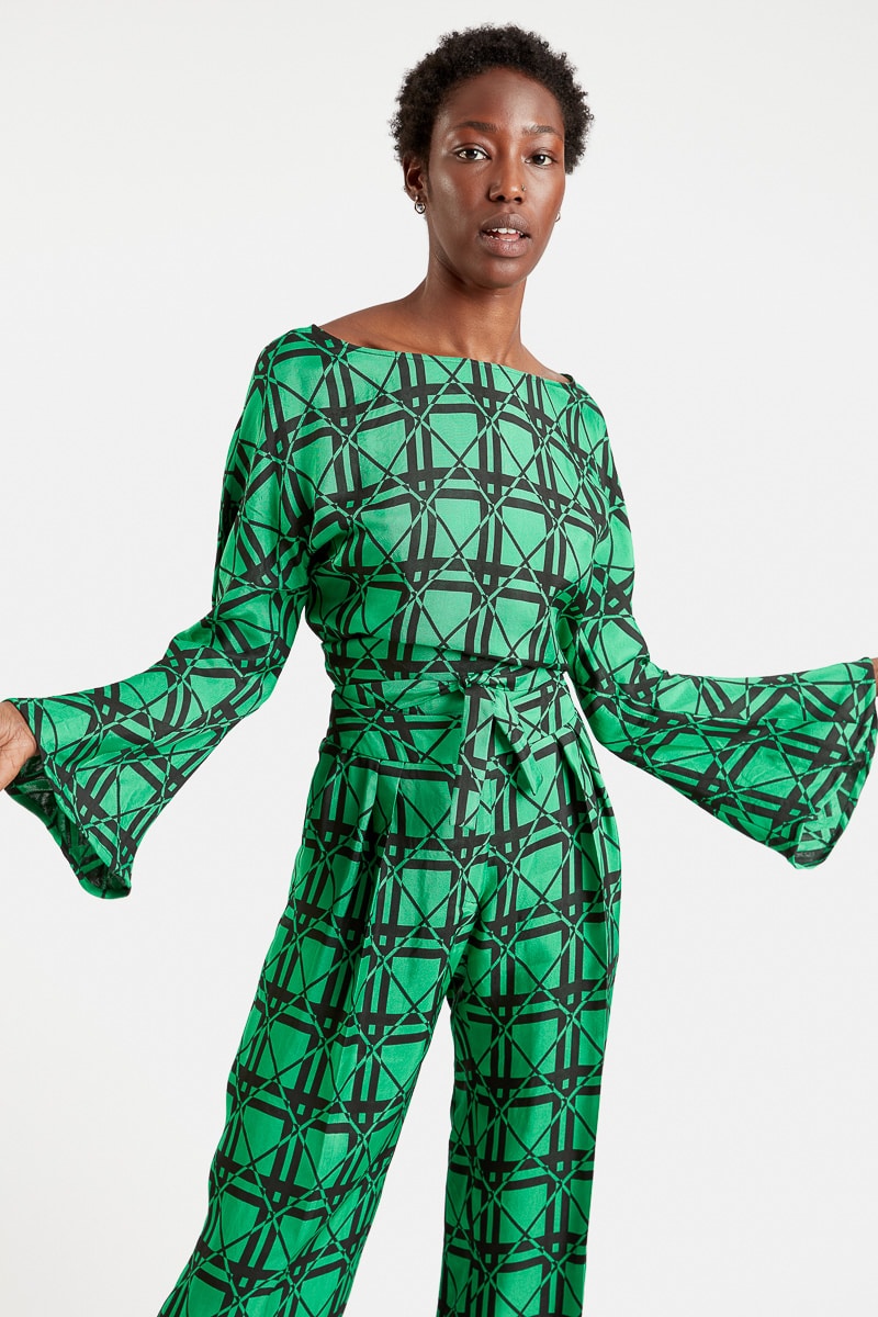 Gaelle-blouse-fluid-viscose-printed-green-black-wide-sleeve-boat-neck-loredana-straight-pants-3