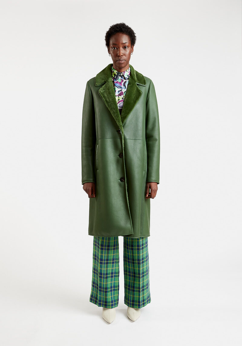 Libeccio-manteau-hiver-mouton-agneau-mérinos-retourné-peaux-lainées-boutons-poches-col-chemise-martingale-vert-droit-1