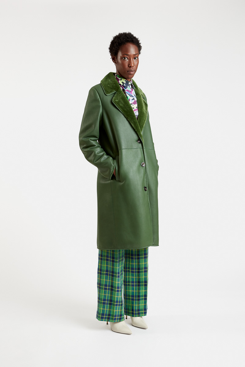 Libeccio-manteau-hiver-mouton-agneau-mérinos-retourné-peaux-lainées-boutons-poches-col-chemise-martingale-vert-droit-2