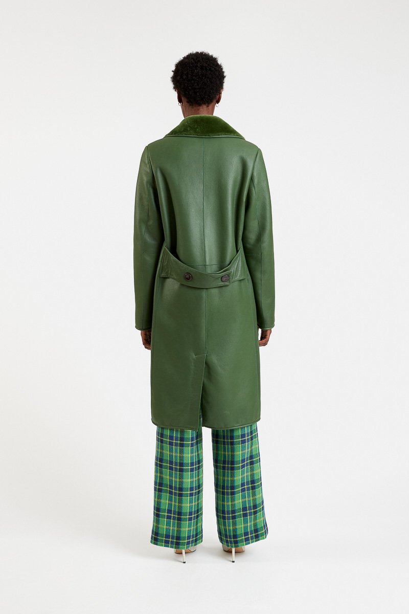 Libeccio-manteau-hiver-mouton-agneau-mérinos-retourné-peaux-lainées-boutons-poches-col-chemise-martingale-vert-droit-3-1