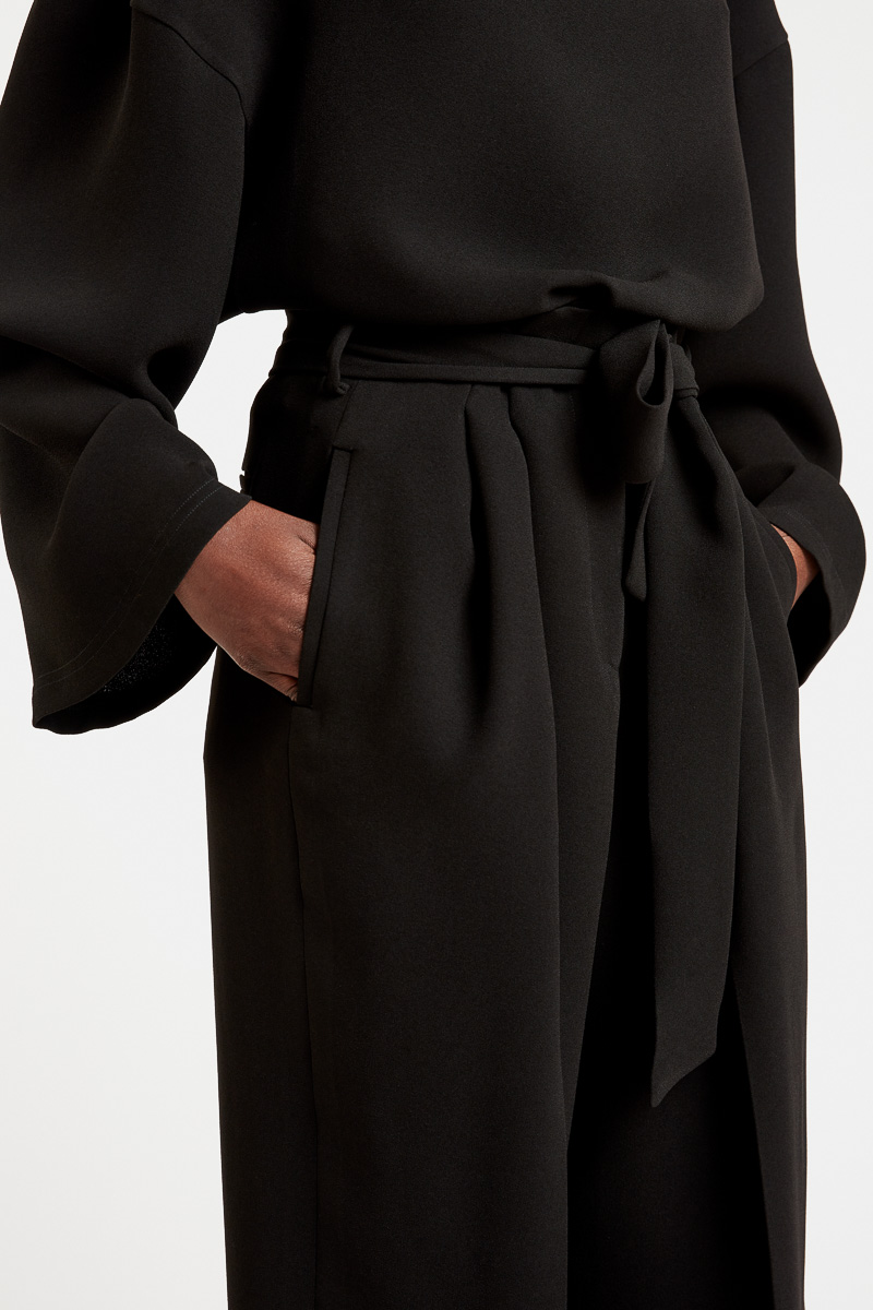 Lisa-pantaloni-larghi-vita-alta-corsetto-frecce-cintura-cravatta-tessuto-elastico-nero-elegant-chic-29ottobre-2