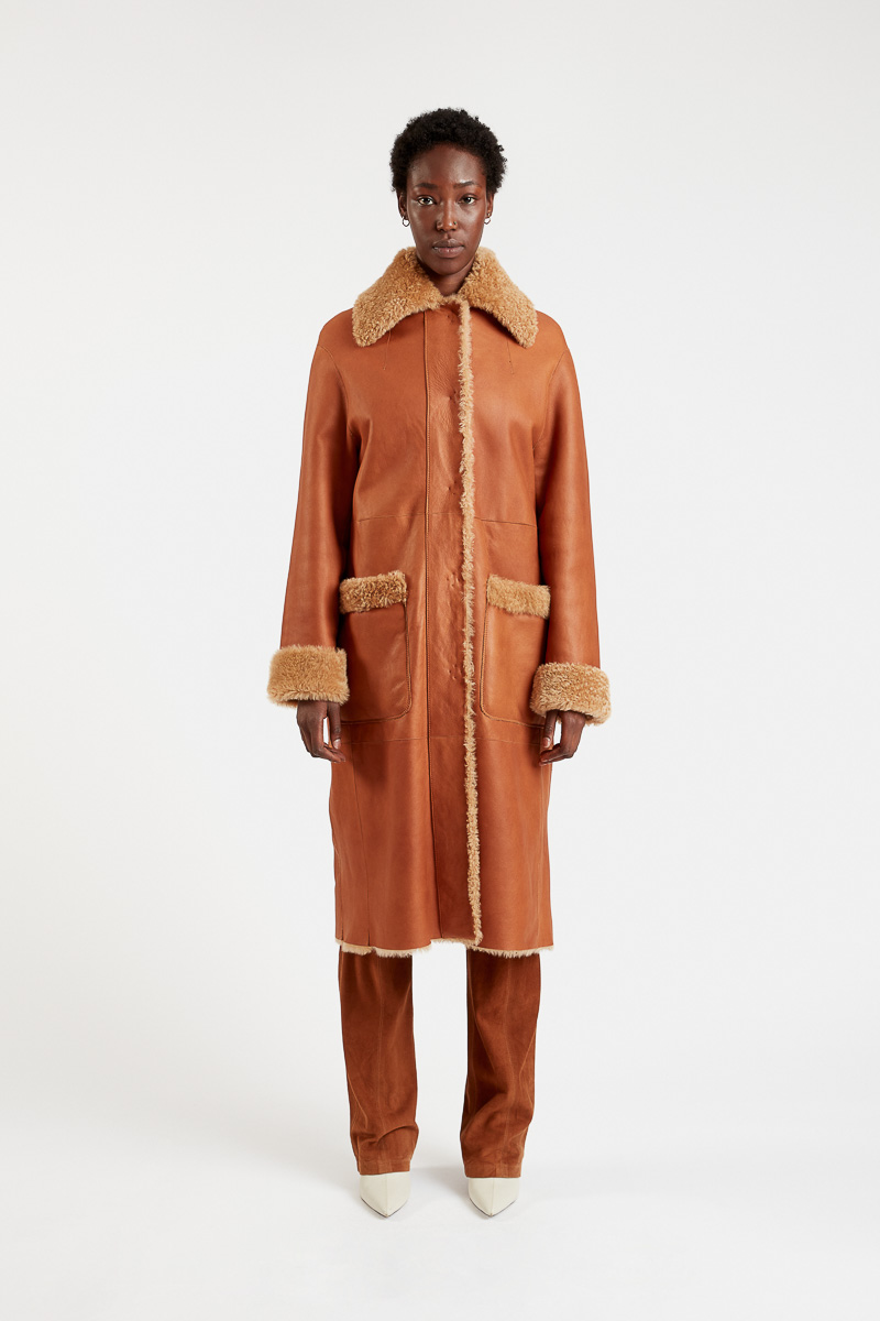 Mistrale-lange-winterjas-schapen-lam-shearling-schapenvacht-oranje-klei-kraag-shirt-patch-pockets-omkeerbaar1