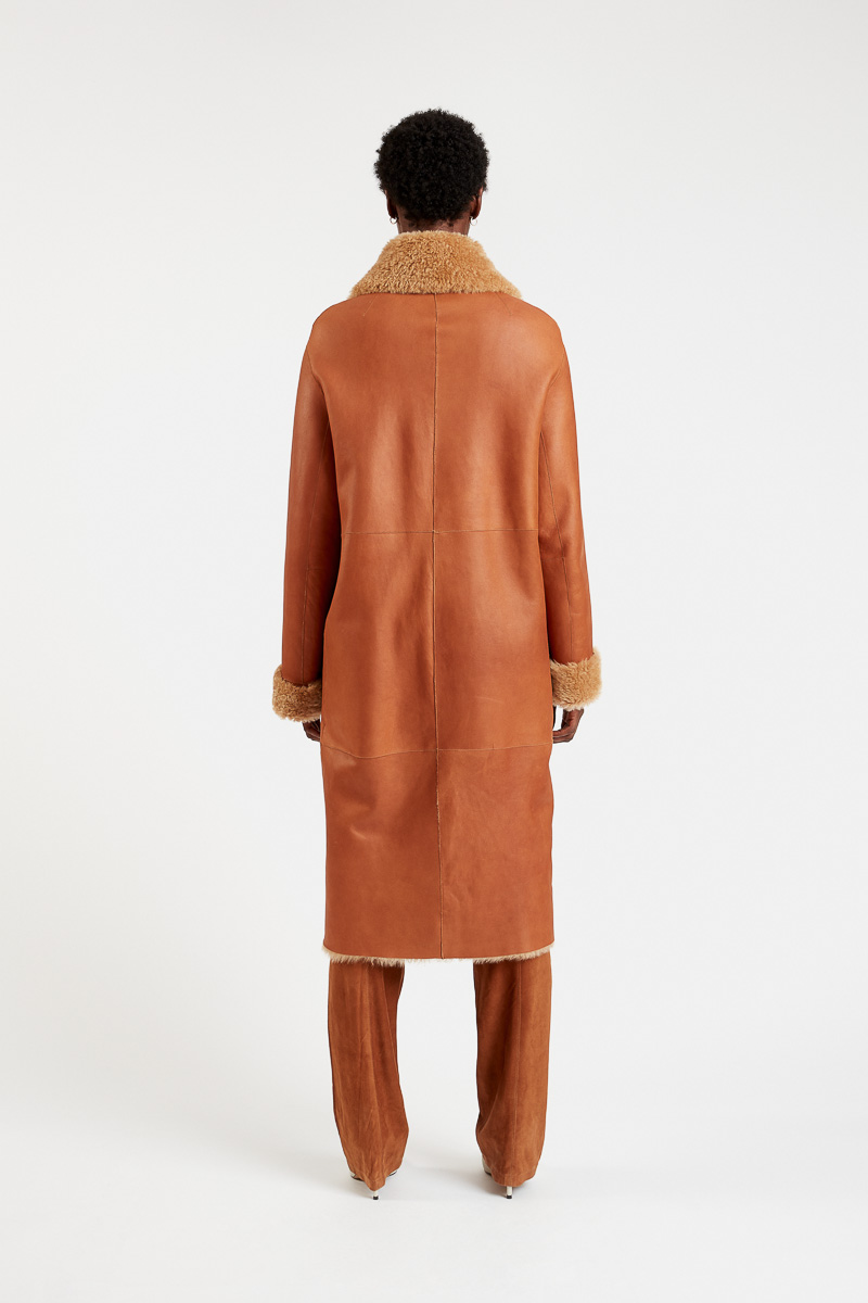 Mistrale-abrigo-largo-invierno-borrego-cordero-borrego-cuero-naranja-cuello-barro-camisa-bolsillos-parche-reversible3