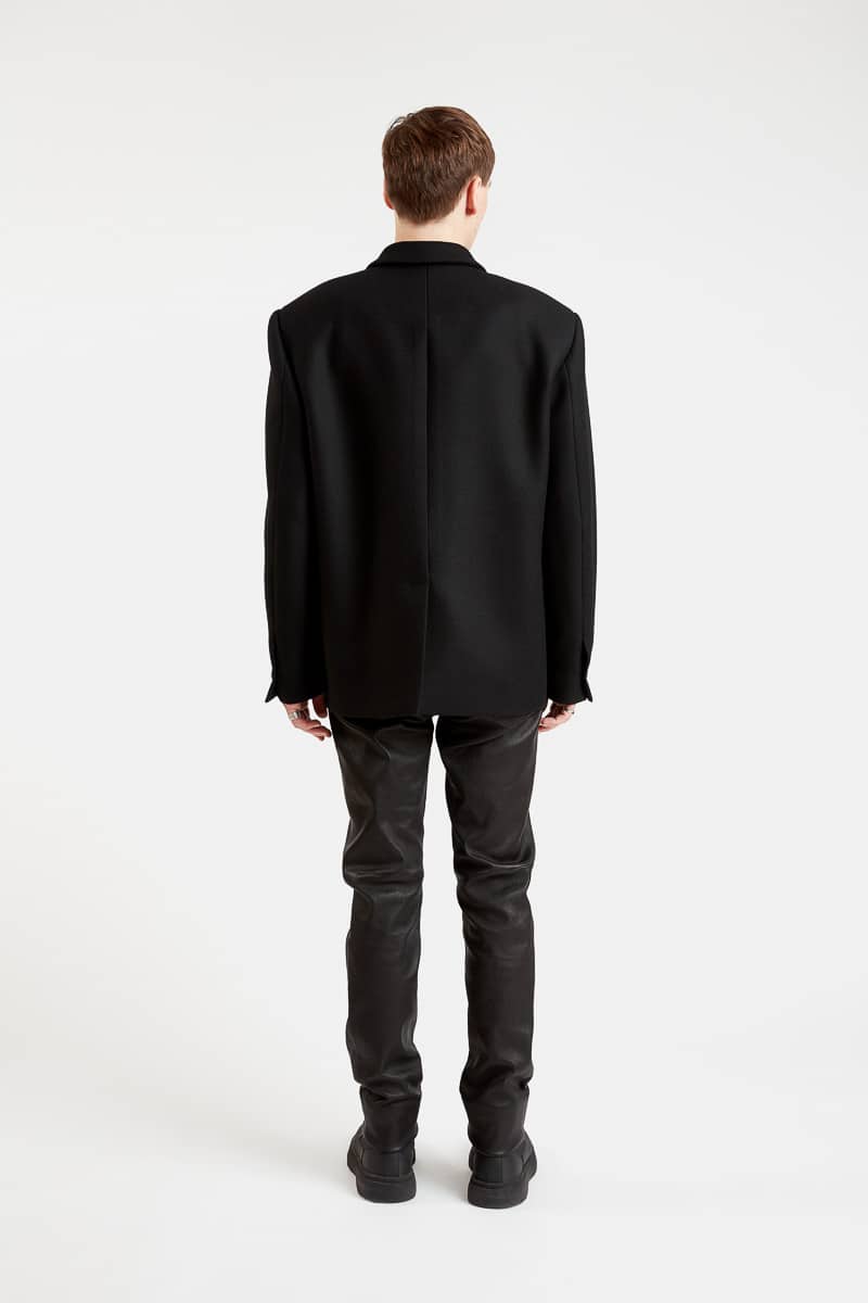 giacca-fu-abito-crossover-lana-erica-nero-caldo-alla moda-comfort-design-minimalista-29ottobre