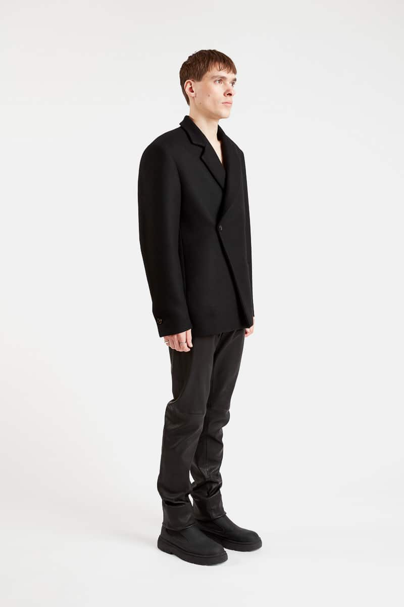 fu-giacca-doppiopetto-lana-erica-nero-trendy-comfort-design-minimalista-29ottobre