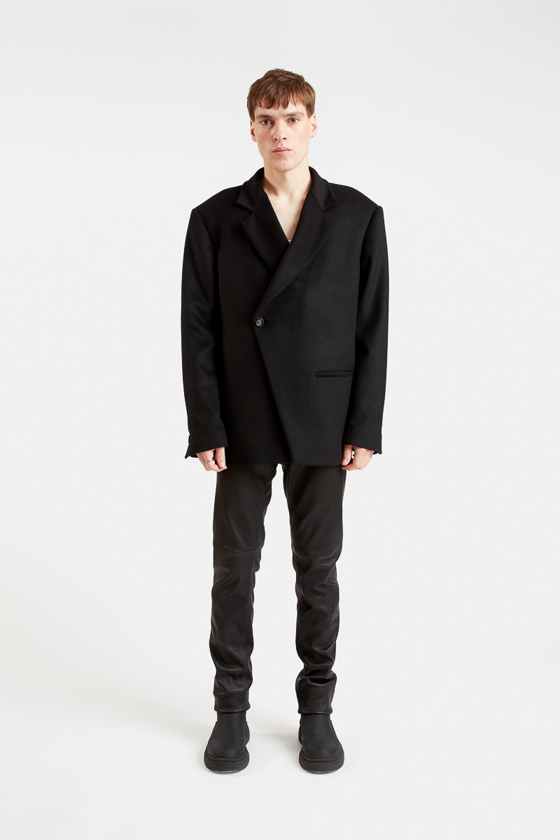 fu-jacket-crossover-pak-zwart-wol-warm-trendy-minimalistisch-design-29thoctober