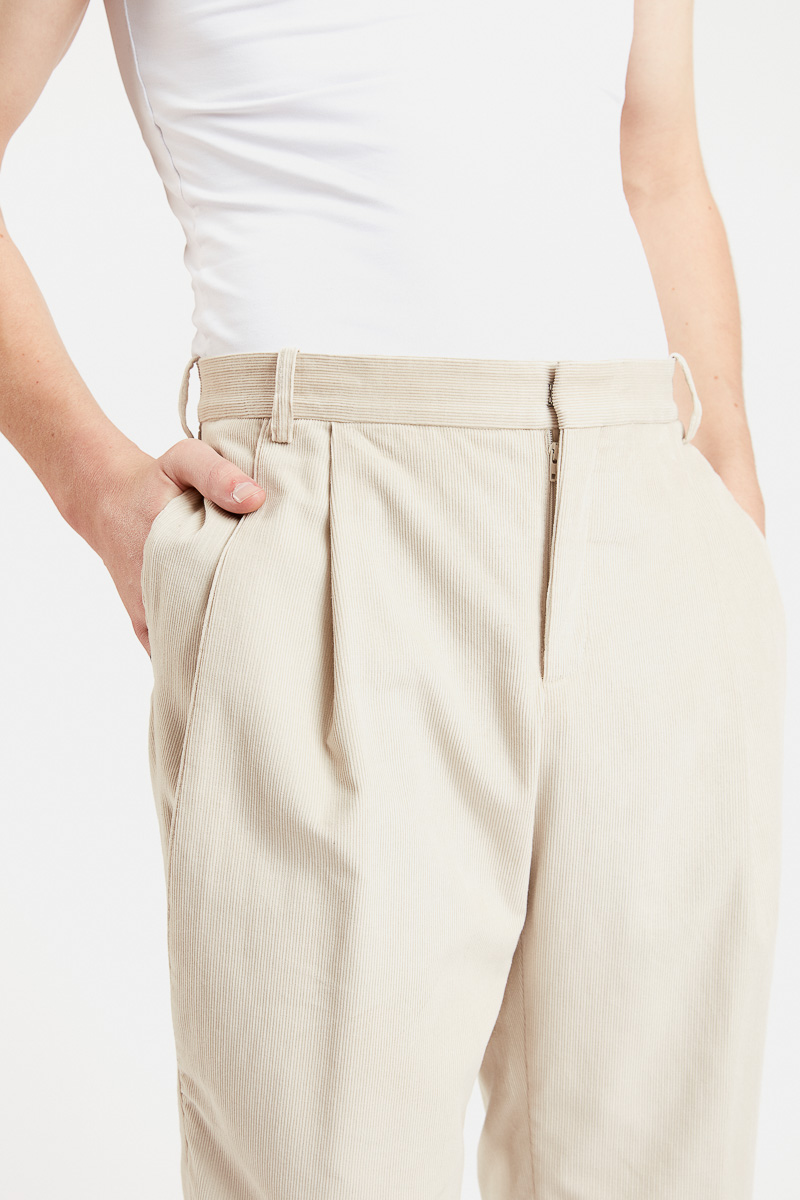 pantalone alto-classico-comfort-abito-plissettato-design-trendy-fashion-velluto-crema-29ottobre