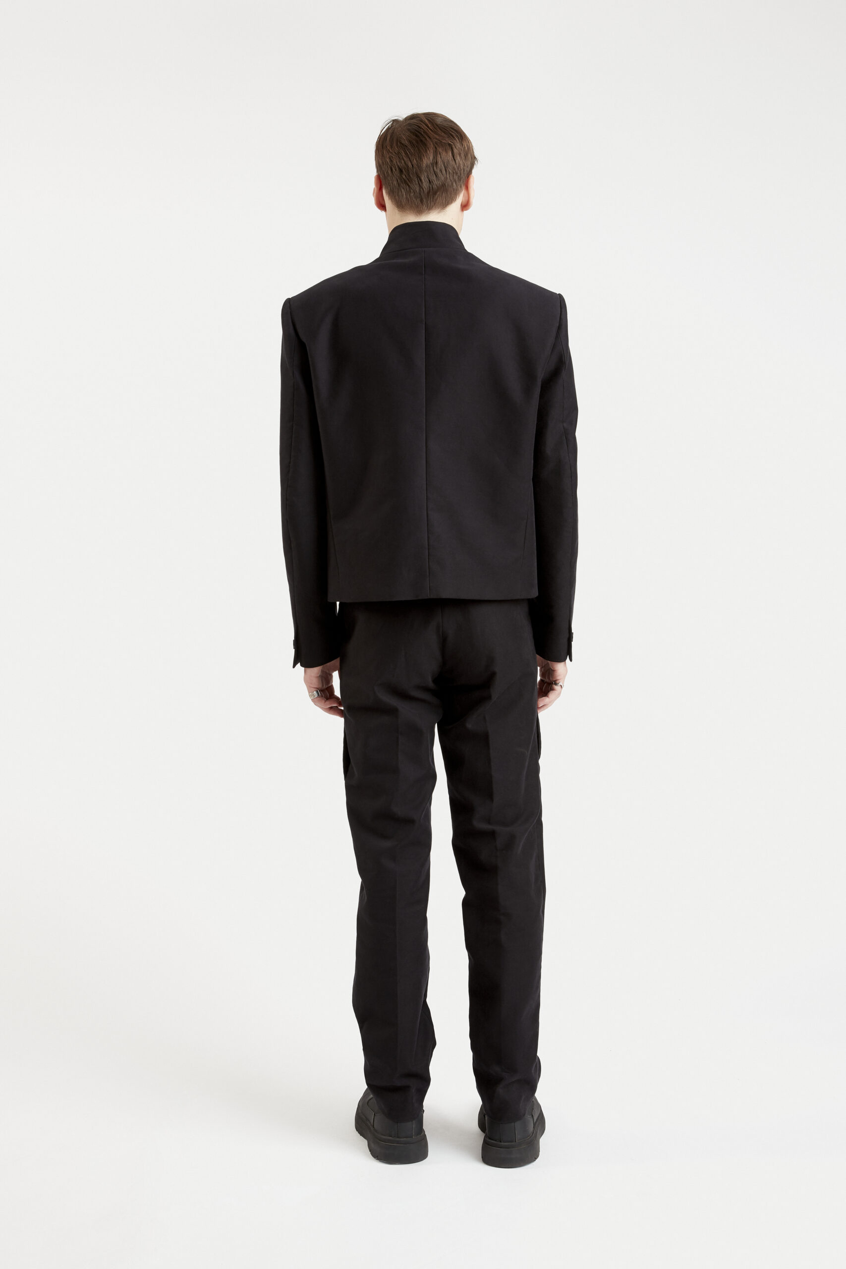 mizu-courte-veste-costume-col-officier-coton-japonais-noir-minimaliste-tendance-fashion-design-élégant-hiver-29thoctober