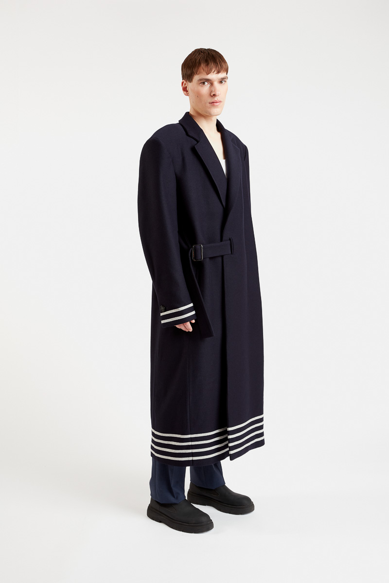notori-long-manteau-coupe-droite-chaud-laine-bleue-foncee-tendance-fashion-design-minimaliste-hiver-29thoctober