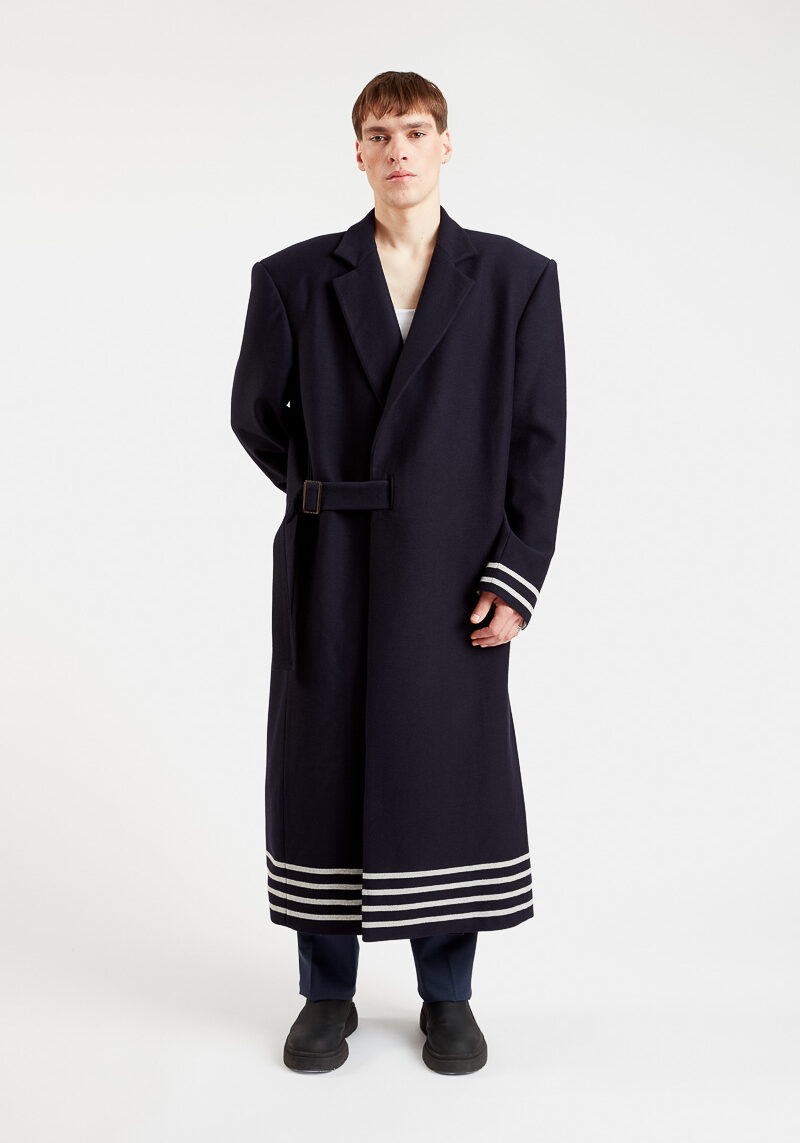 notori-abrigo-largo-corte-recto-cálido-azul-oscuro-lana-trendy-moda-diseño-minimalista-lujo-invierno-hombreras-29 de octubre