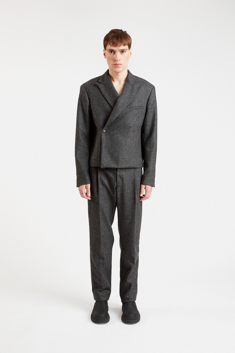 raiton-courte-chaqueta-traje-blazer-crossover-trendy-invierno-gris-lana-moda-diseño-minimalista-lujo-29 de octubre