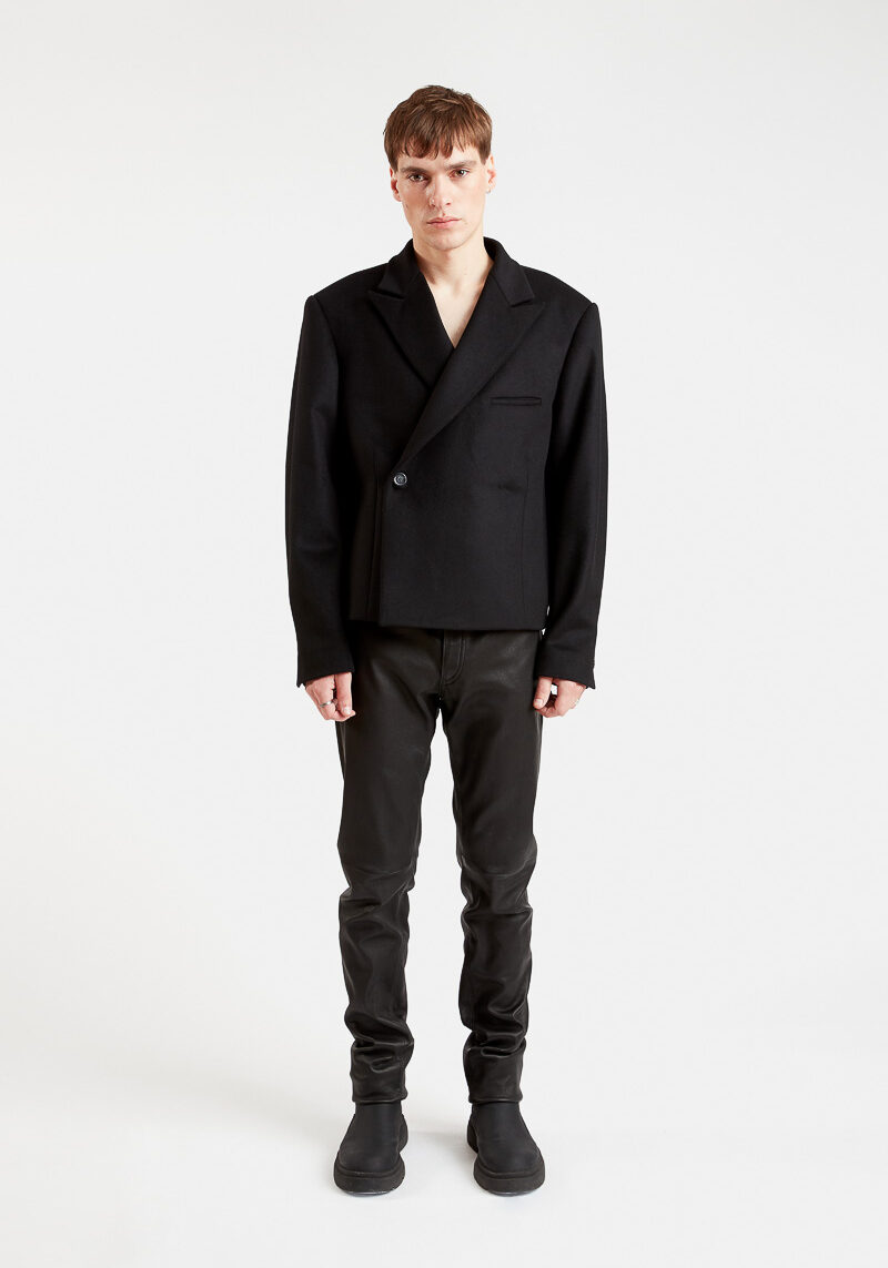 raiton-courte-jas-pak-blazer-double-breasted-trendy-winter-zwart-wol-smooth-fashion-design-minimalistische-luxe-elegant-29thoctober