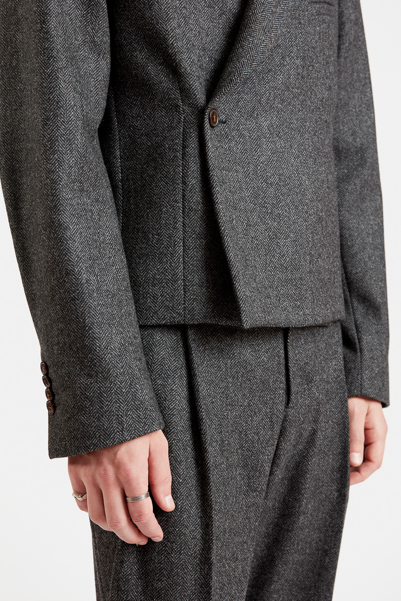 raiton-courte-veste-costume-blazer-croisé-tendance-hiver-laine-grise-fashion-design-minimaliste-29thoctober