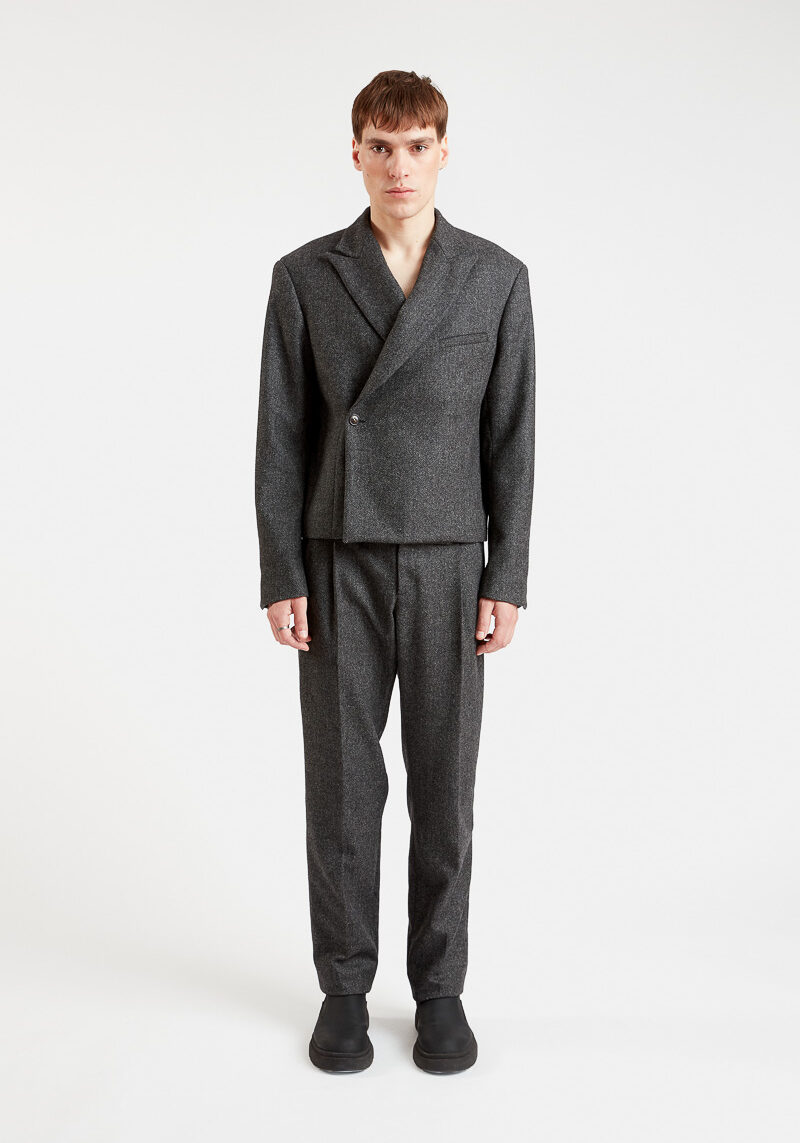 raiton-courte-veste-costume-blazer-croisé-tendance-hiver-laine-grise-fashion-design-minimaliste-luxe-29thoctober