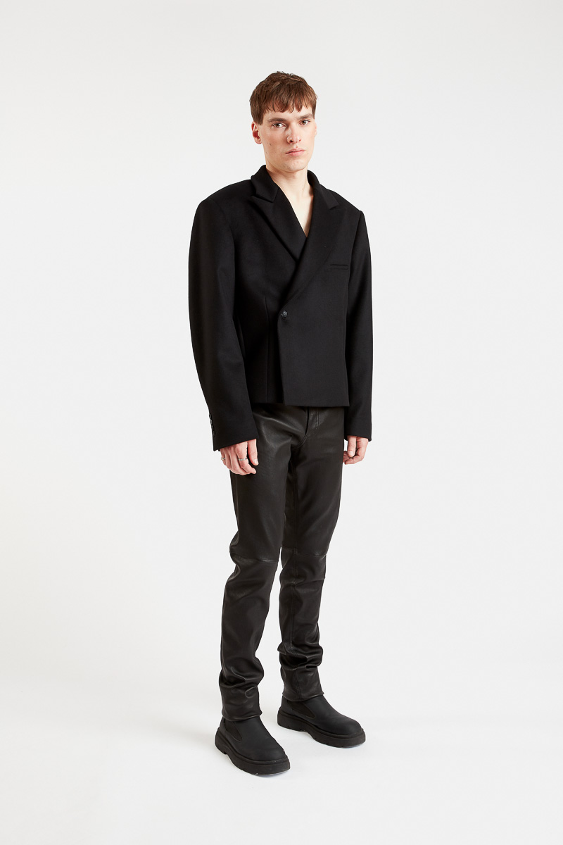 raiton-courte-veste-costume-blazer-croisé-tendance-hiver-laine-noire-lisse-fashion-design-minimaliste-hiver-élégant-29thoctober