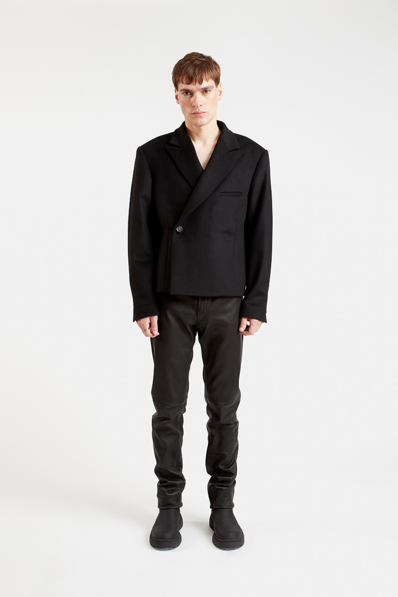 raiton-courte-veste-costume-blazer-croisé-tendance-hiver-laine-noire-lisse-fashion-design-minimaliste-luxe-élégant-29thoctober