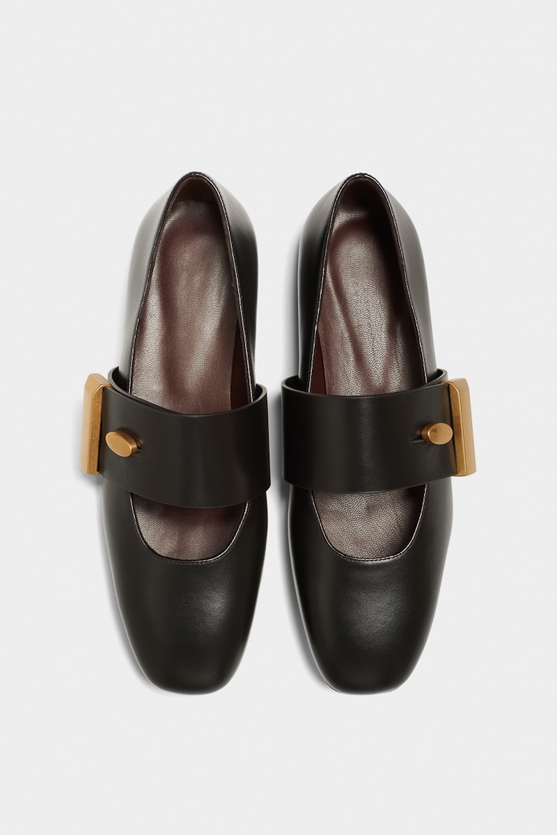 ballerines-cuir-noir-lisse-design-fermeture-dorée-élégant-luxe-unique