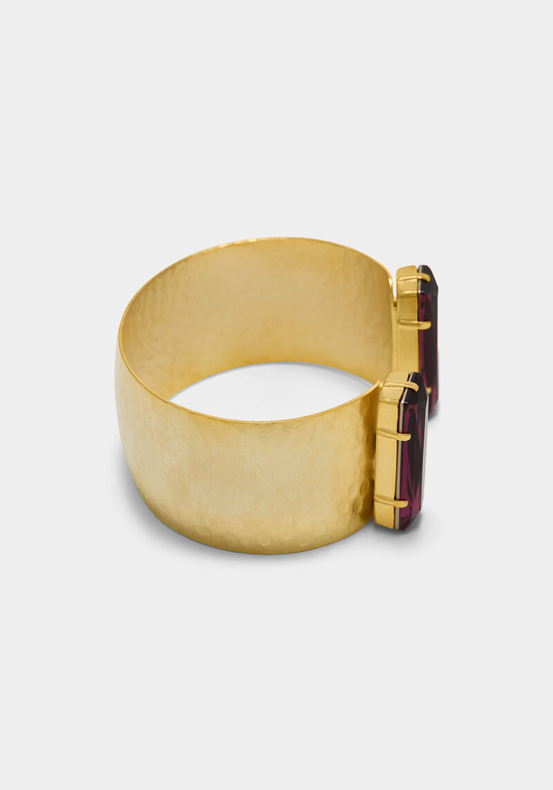 bracelet-plaqué-or-martelé-cristaux-swarovski-améthyste-design-luxe-élégant