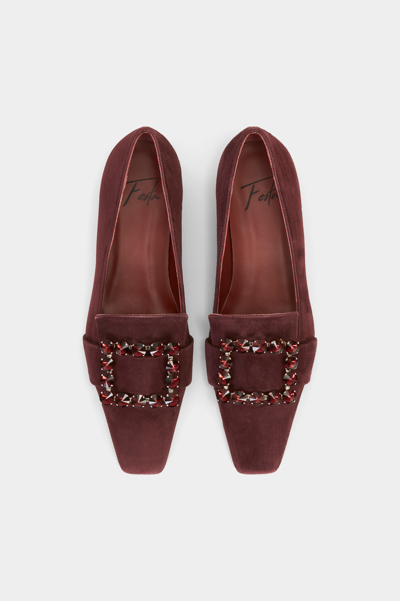 mocassins-daim-bordeaux-élégant-unique-bijoux-cristaux-bordeaux-design